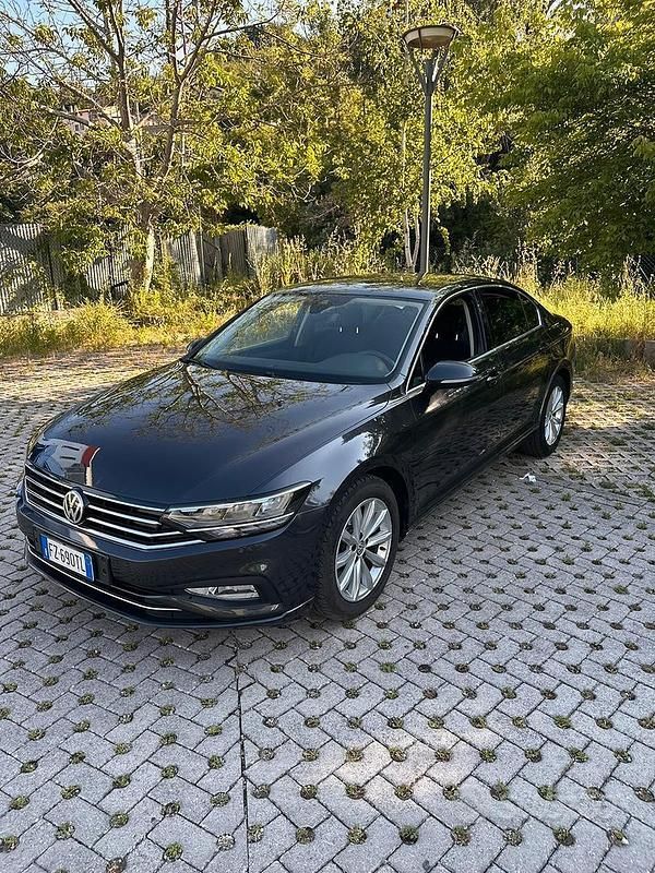 Grigio Usata 2020 VW Passat Tre volumi | 13.990 € (Buon prezzo) - Immagine 1/4