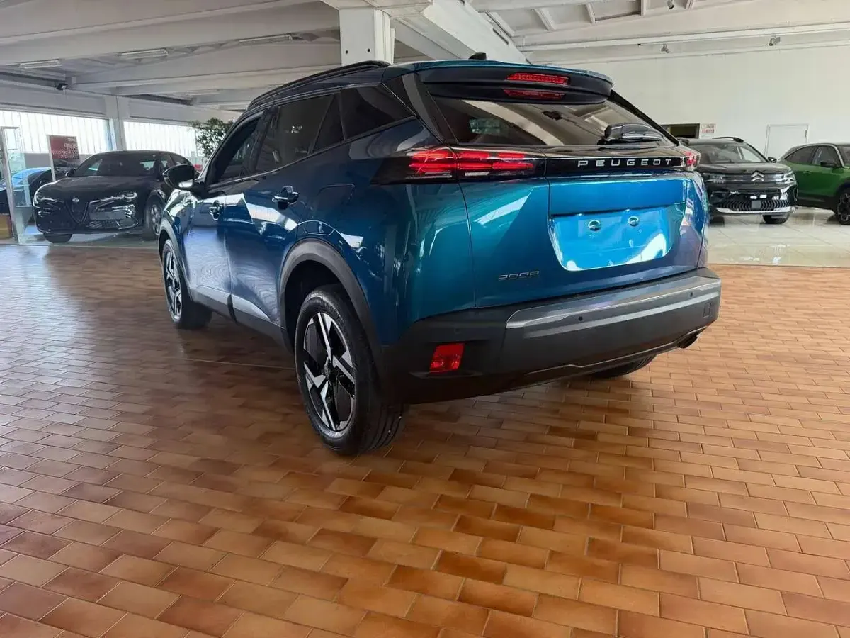Usata Peugeot 2008 Allure+ 101 CV (74 kW) 2025 Blu/azzurro SUV