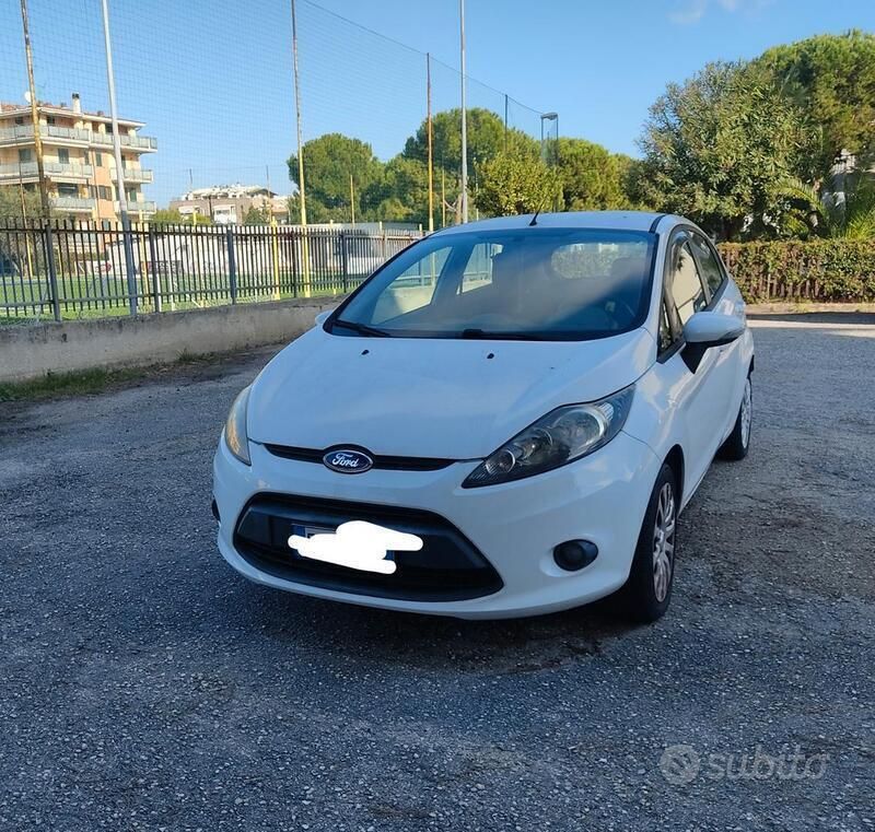 Usata Ford Fiesta 75 CV (55 kW) 2011 Bianco Utilitaria