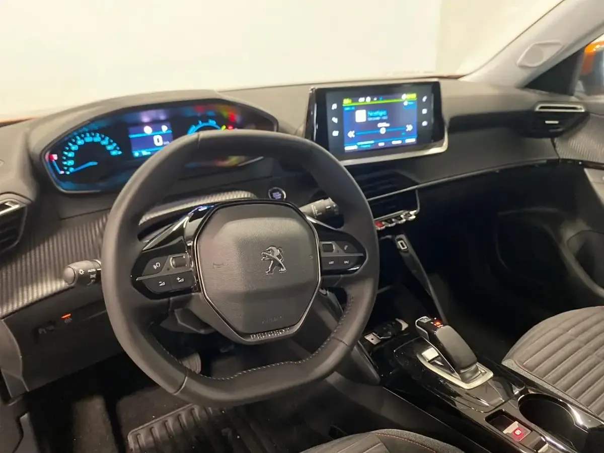 Usata Peugeot e-2008 Active 100 kW (136 CV) 2022 Arancione SUV