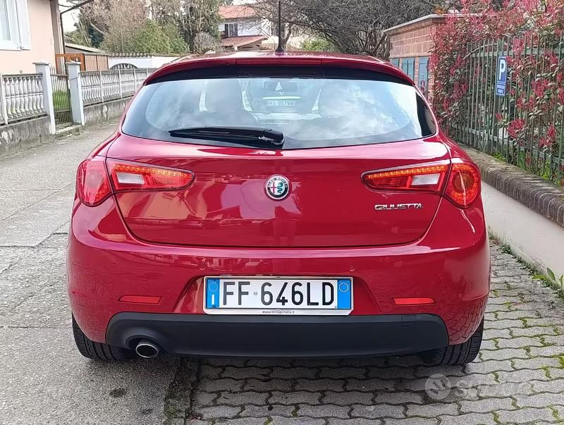 Usata Alfa Romeo Giulietta Super 120 CV (88 kW) 2016 Rosso Utilitaria