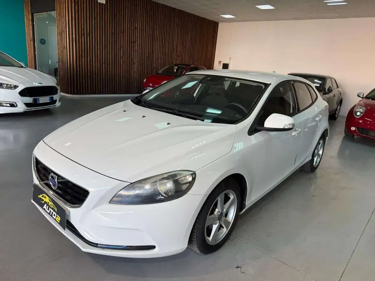 Usata Volvo V40 Business Edition 116 CV (85 kW) 2015 Bianco Berlina