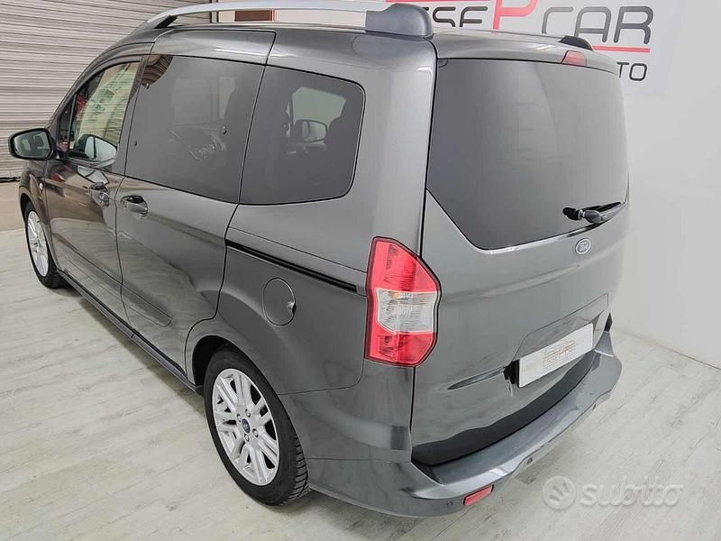 Usata Ford Tourneo Courier 95 CV (69 kW) 2018 Grigio Monovolume