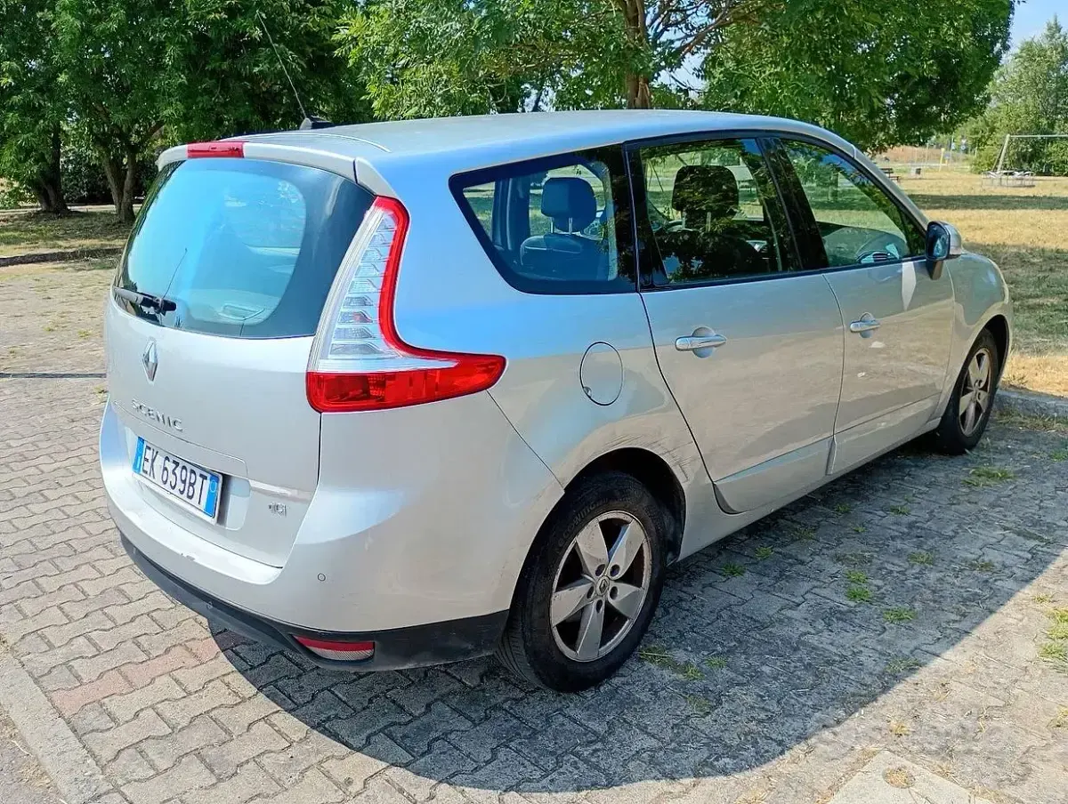 Usata Renault Scénic 110 CV (80 kW) 2011 Grigio Monovolume