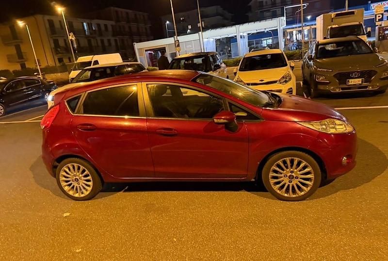 Usata Ford Fiesta Titanium 82 CV (60 kW) 2011 Rosso Utilitaria