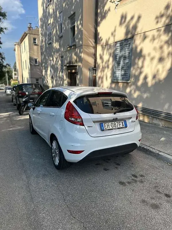 Usata Ford Fiesta 71 CV (52 kW) 2011 Bianco Berlina