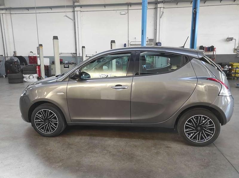 Usata Lancia Ypsilon Gold 69 CV (50 kW) 2022 Grigio scuro metallizzato Utilitaria