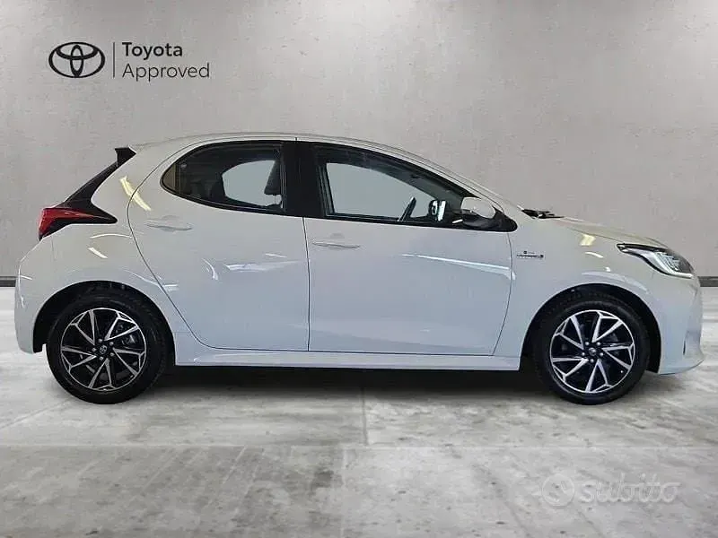 Usata Toyota Yaris Hybrid Trend 116 CV (85 kW) 2021 Bianco Berlina