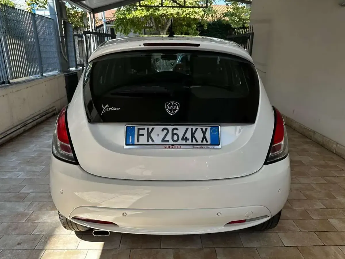 Usata Lancia Ypsilon Silver 69 CV (50 kW) 2017 Bianco Utilitaria