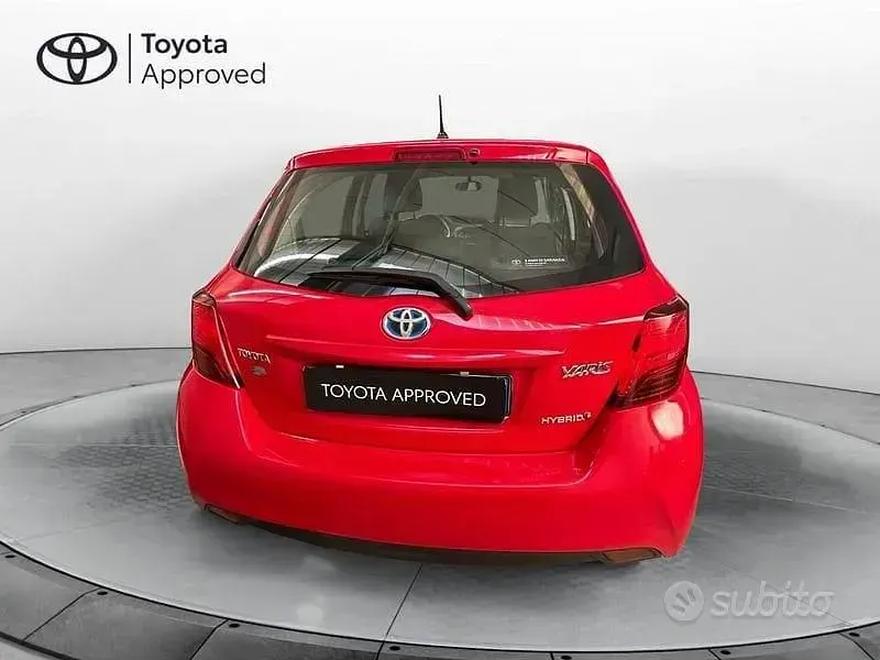 Usata Toyota Yaris Hybrid Cool 73 CV (53 kW) 2016 Rosso Berlina