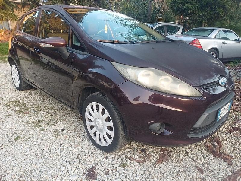 Marrone Usata 2010 Ford Fiesta Titanium Due volumi | 2990 € (Buon prezzo) - Immagine 1/4
