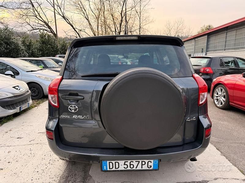 Usata Toyota RAV4 Luxury 177 CV (130 kW) 2006 Grigio SUV