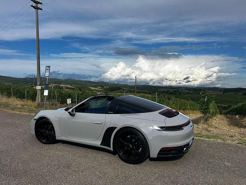 Usata Porsche 992 385 CV (283 kW) 2021 Grigio pastello Cabrio