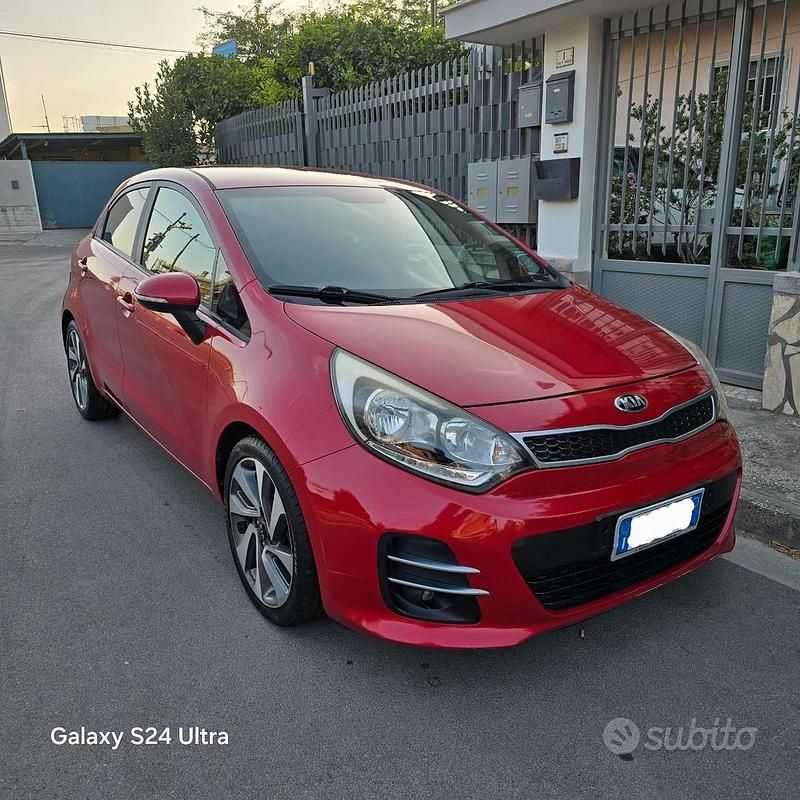 Rosso Usata 2015 Kia Rio Tre volumi | 7200 € (Buon prezzo) - Immagine 1/4