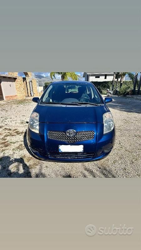 Blu Usata 2007 Toyota Yaris Tre volumi | 4800 € (Buon prezzo) - Immagine 1/4