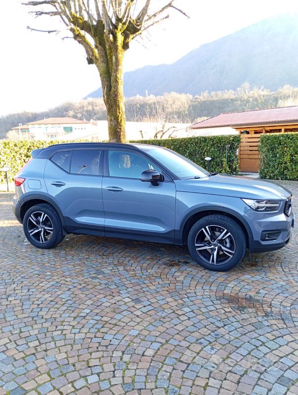 Grigio Usata 2021 Volvo XC40 R-Design SUV | 28.000 € (Buon prezzo) - Immagine 1/4