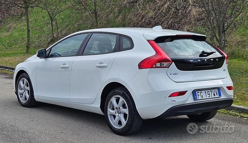 Usata Volvo V40 Summum 120 CV (88 kW) 2017 Bianco Berlina