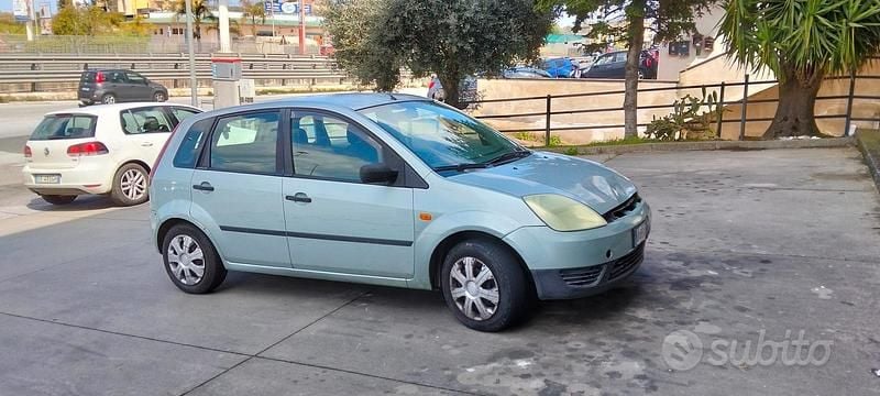 Usata Ford Fiesta 70 CV (51 kW) 2004 Grigio Utilitaria