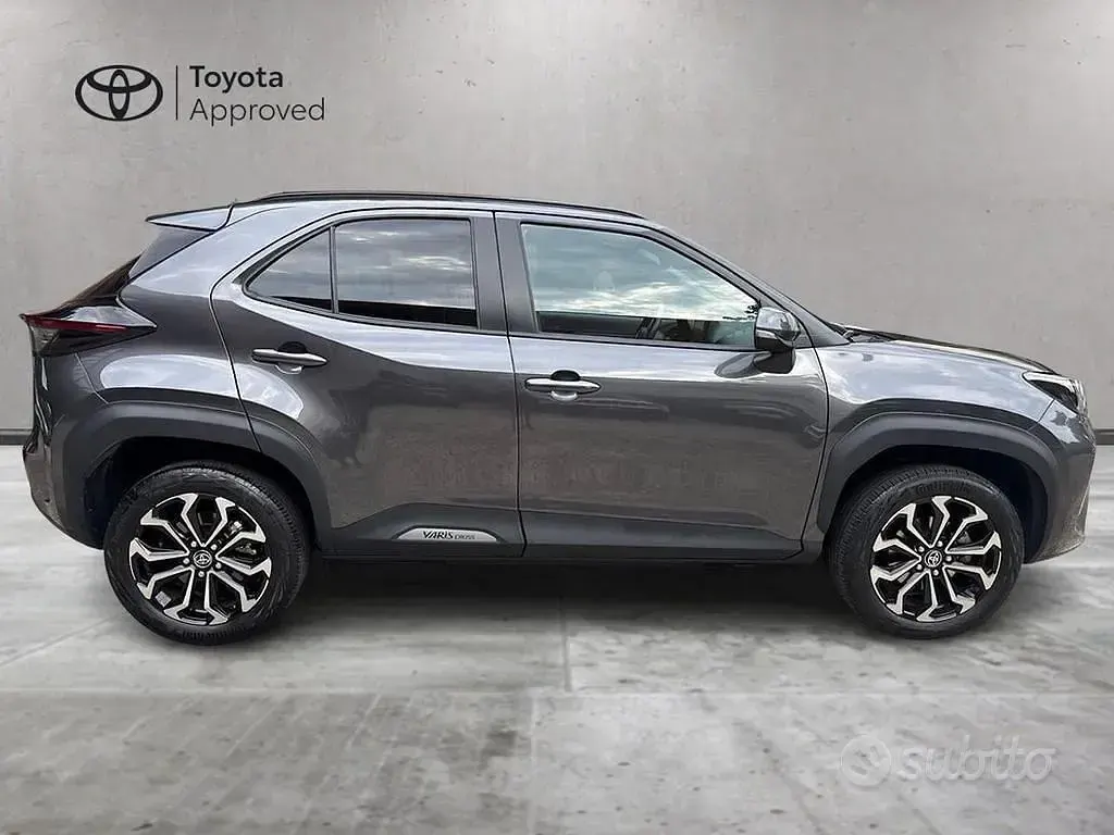 Usata Toyota Yaris Cross Trend 116 CV (85 kW) 2023 Dark grey SUV