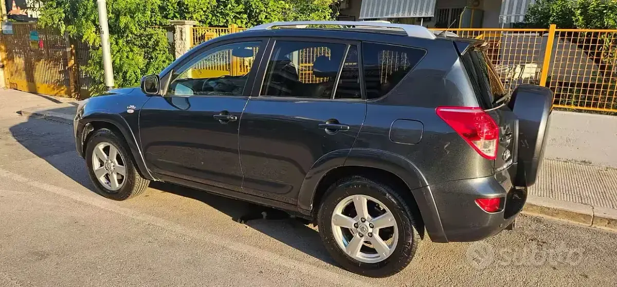 Usata Toyota RAV4 177 CV (130 kW) 2007 Grigio SUV