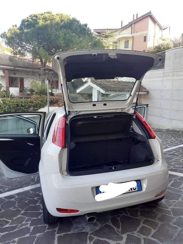 Usata Fiat Punto Young 77 CV (56 kW) 2017 Berlina