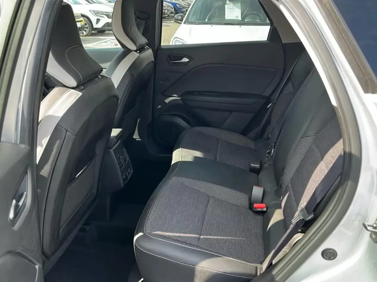Usata Renault Captur Techno 145 CV (106 kW) 2023 Grigio SUV