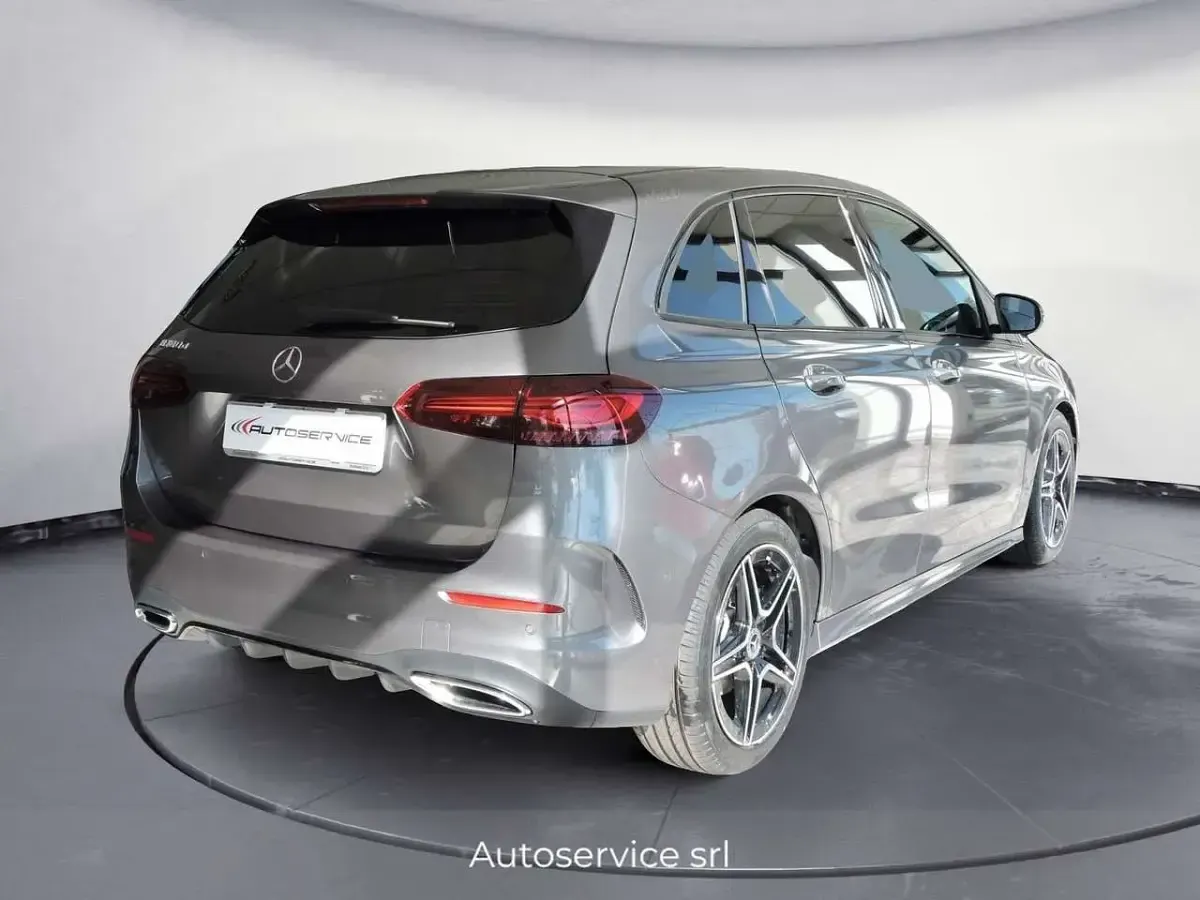 Neu Mercedes B180 AMG line 116 PS (85 kW) 2026 Grau Van / Kleinbus