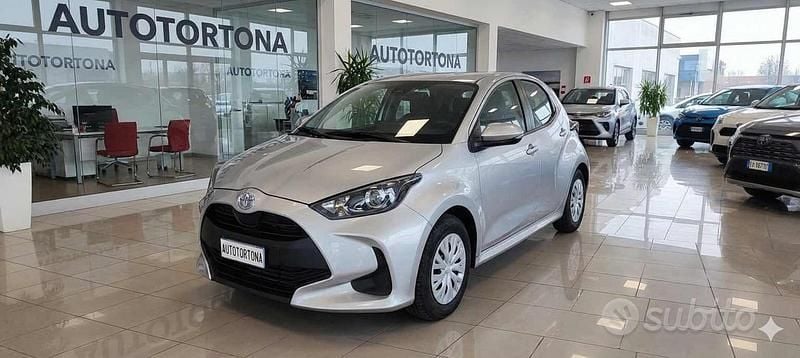 Usata Toyota Yaris Hybrid Trend 92 CV (67 kW) 2025 Grigio metallizzato Berlina