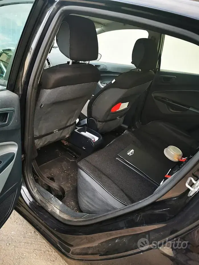 Usata Ford Fiesta 70 CV (51 kW) 2011 Nero Berlina