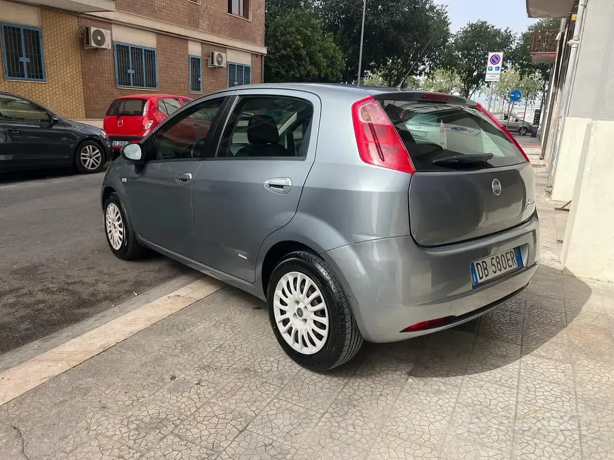 Usata Fiat Grande Punto Dynamic 65 CV (47 kW) 2006 Grigio Utilitaria