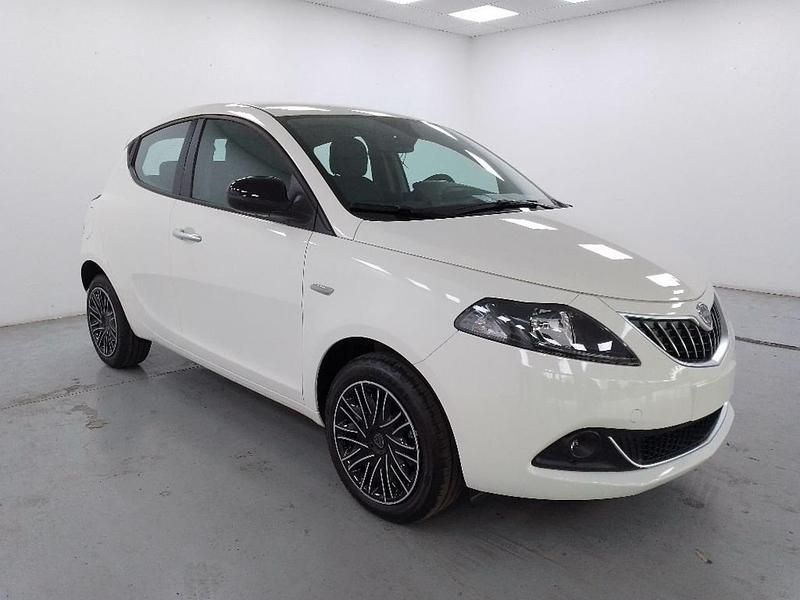 Usata Lancia Ypsilon Gold 70 CV (51 kW) 2023 Bianco Utilitaria