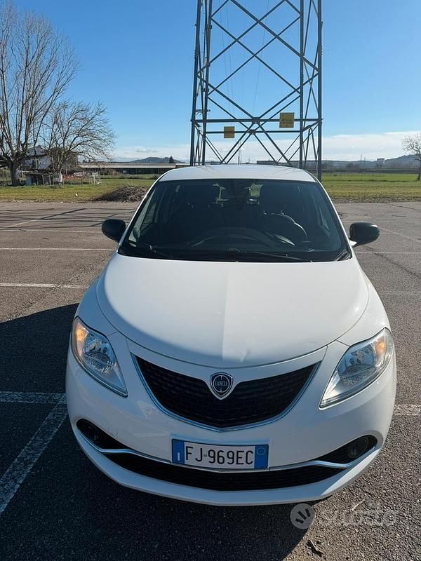 Usata Lancia Ypsilon Platinum 69 CV (50 kW) 2017 Bianco Utilitaria