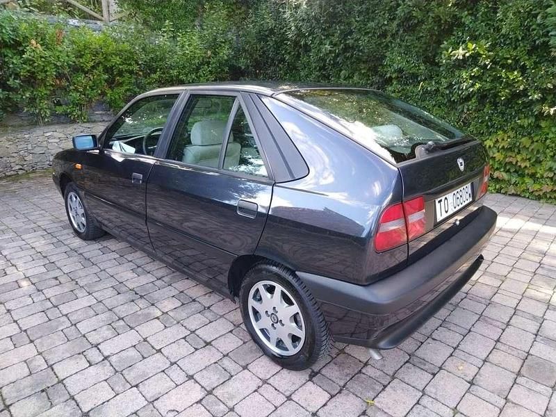 Usata Lancia Delta 103 CV (75 kW) 1993 Nero Utilitaria