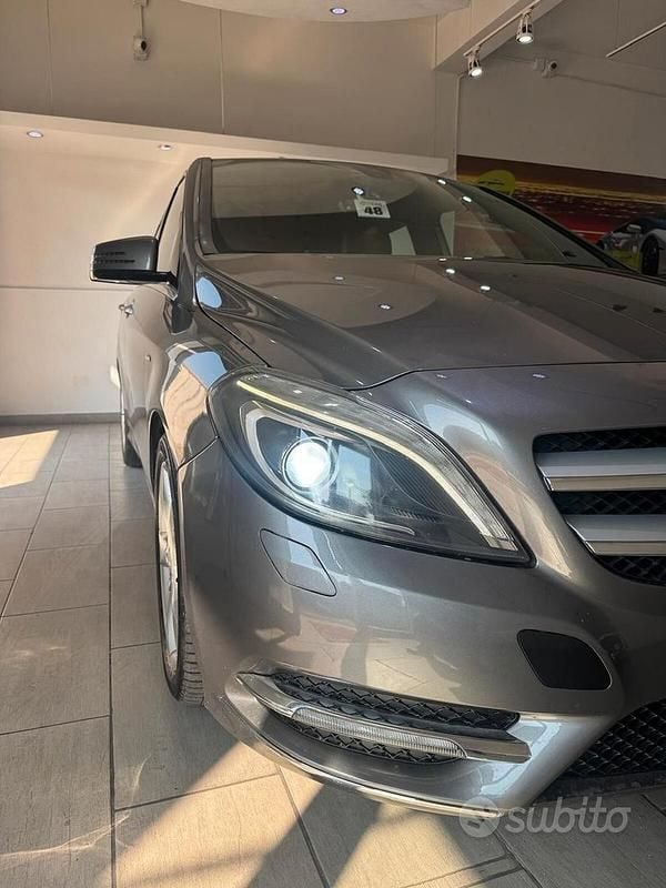 Usata Mercedes B180 Premium 109 CV (80 kW) 2012 Grigio Utilitaria