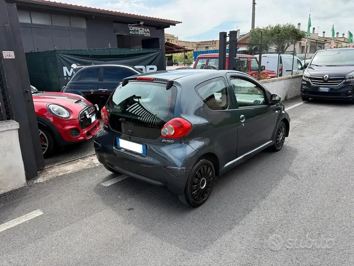 Usata Toyota Aygo 68 CV (50 kW) 2005 Grigio Utilitaria