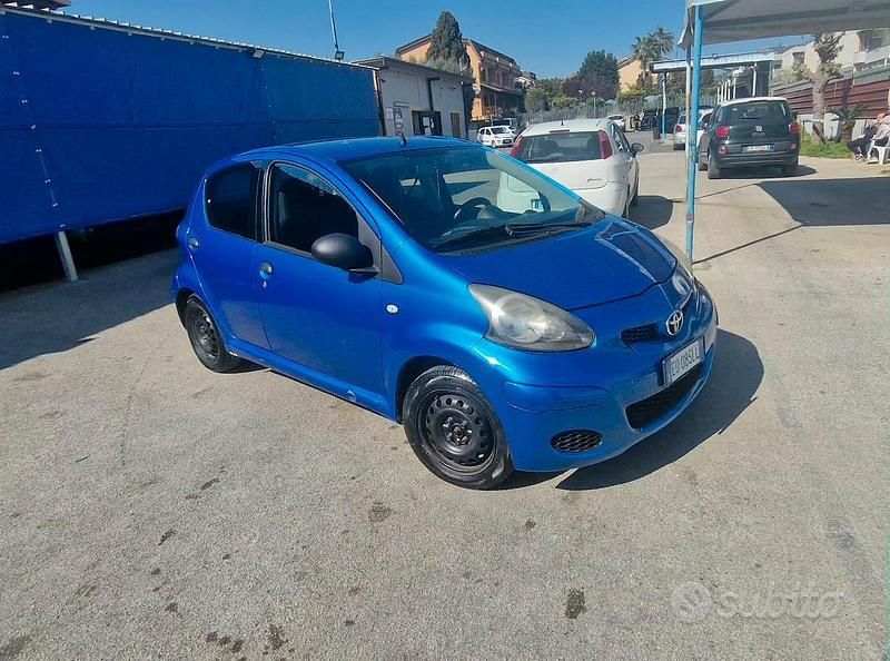 Usata Toyota Aygo 68 CV (50 kW) 2010 Blu Utilitaria