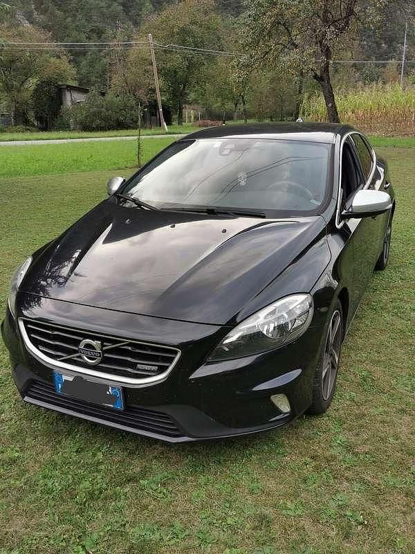 Usata Volvo V40 R-Design Kinetic 114 CV (83 kW) 2013 Nero Berlina