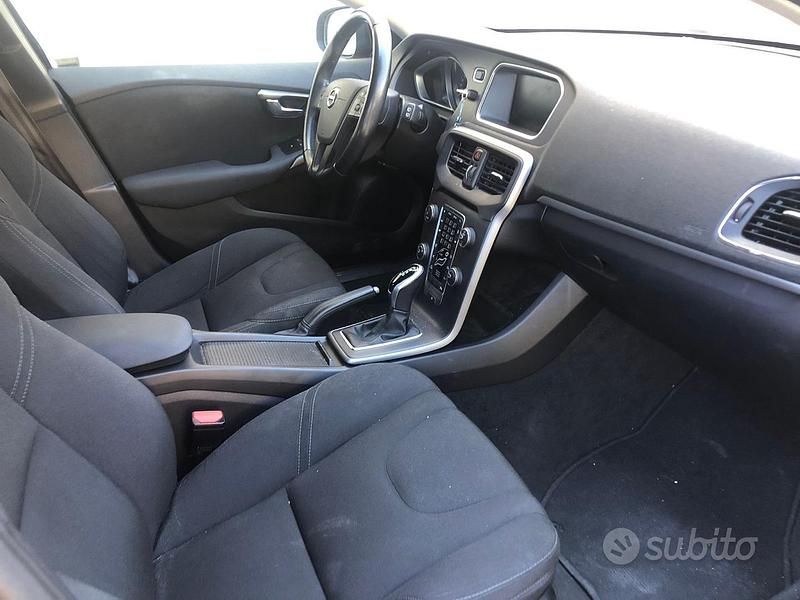 Usata Volvo V40 120 CV (88 kW) 2018 Nero Station wagon
