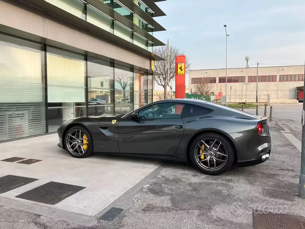 Usata Ferrari F12 741 CV (545 kW) 2016 Grigio Coupé