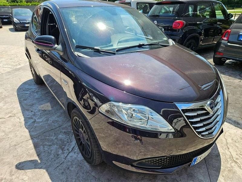 Usata Lancia Ypsilon 69 CV (50 kW) 2013 Viola metallizzato Utilitaria