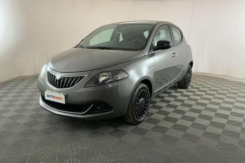Grigio Usata 2022 Lancia Ypsilon Silver Due volumi | 12.599 € (Buon prezzo) - Immagine 1/4
