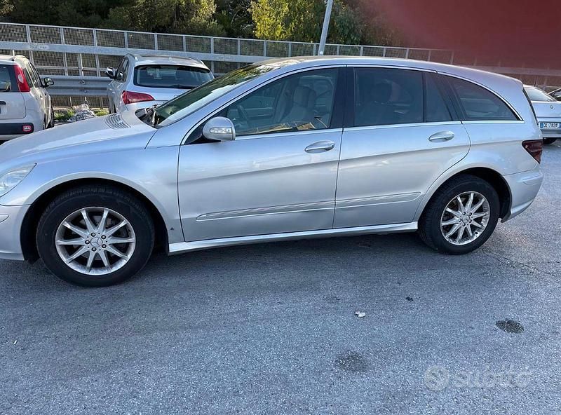 Usata Mercedes R320 224 CV (164 kW) 2006 Grigio Monovolume
