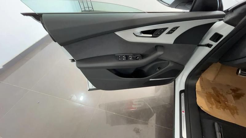 Nuova Audi Q8 S-Line 286 CV (210 kW) 2025 Bianco ghiaccio SUV