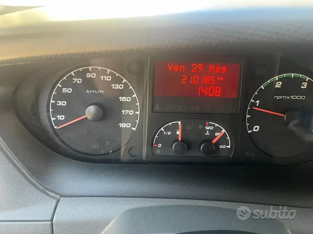 Usata Iveco Daily 106 CV (77 kW) 2015 Berlina