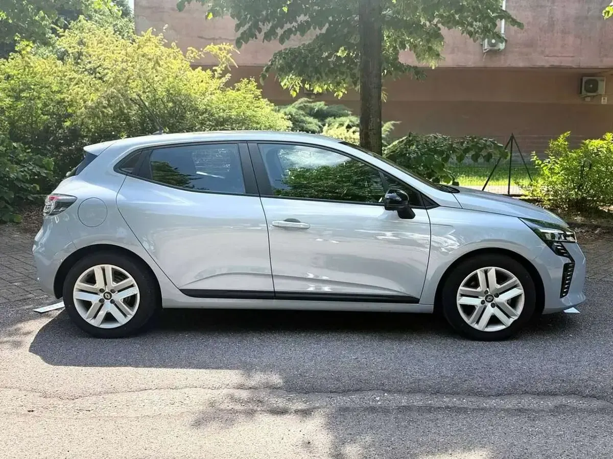 Używany Renault Clio V Evolution 145 KM (106 kW) 2024 Srebrny Sedan/Limuzyna