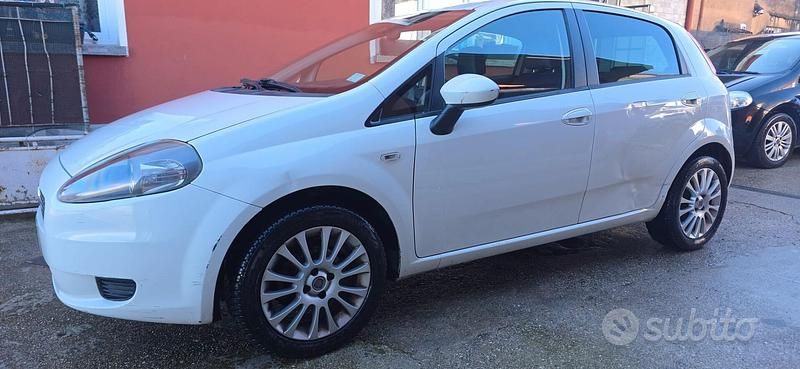 Usata Fiat Grande Punto Dynamic 77 CV (56 kW) 2009 Bianco Utilitaria