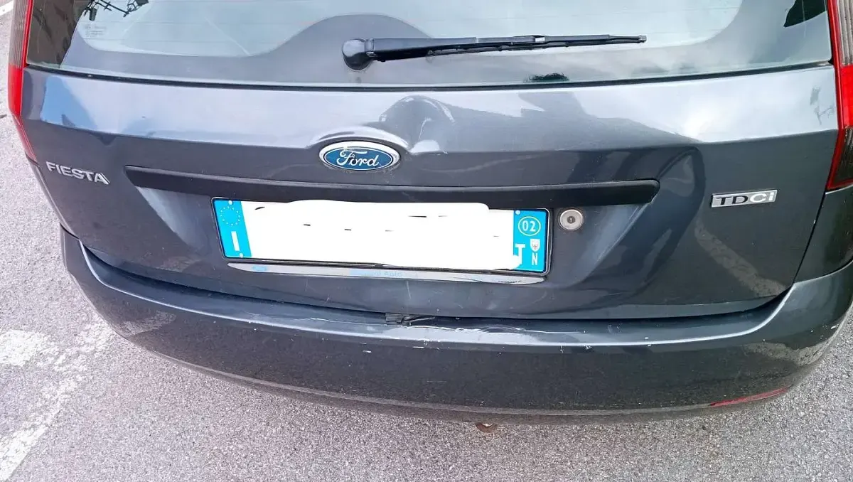 Usata Ford Fiesta Ghia 68 CV (50 kW) 2002 Grigio Utilitaria