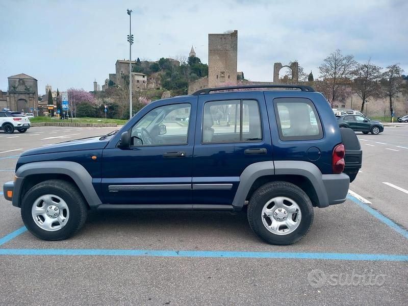 Usata Jeep Cherokee Sport 163 CV (119 kW) 2006 Blu SUV