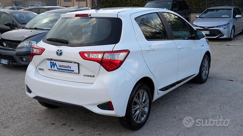 Usata Toyota Yaris Hybrid Cool 73 CV (53 kW) 2017 Bianco Berlina