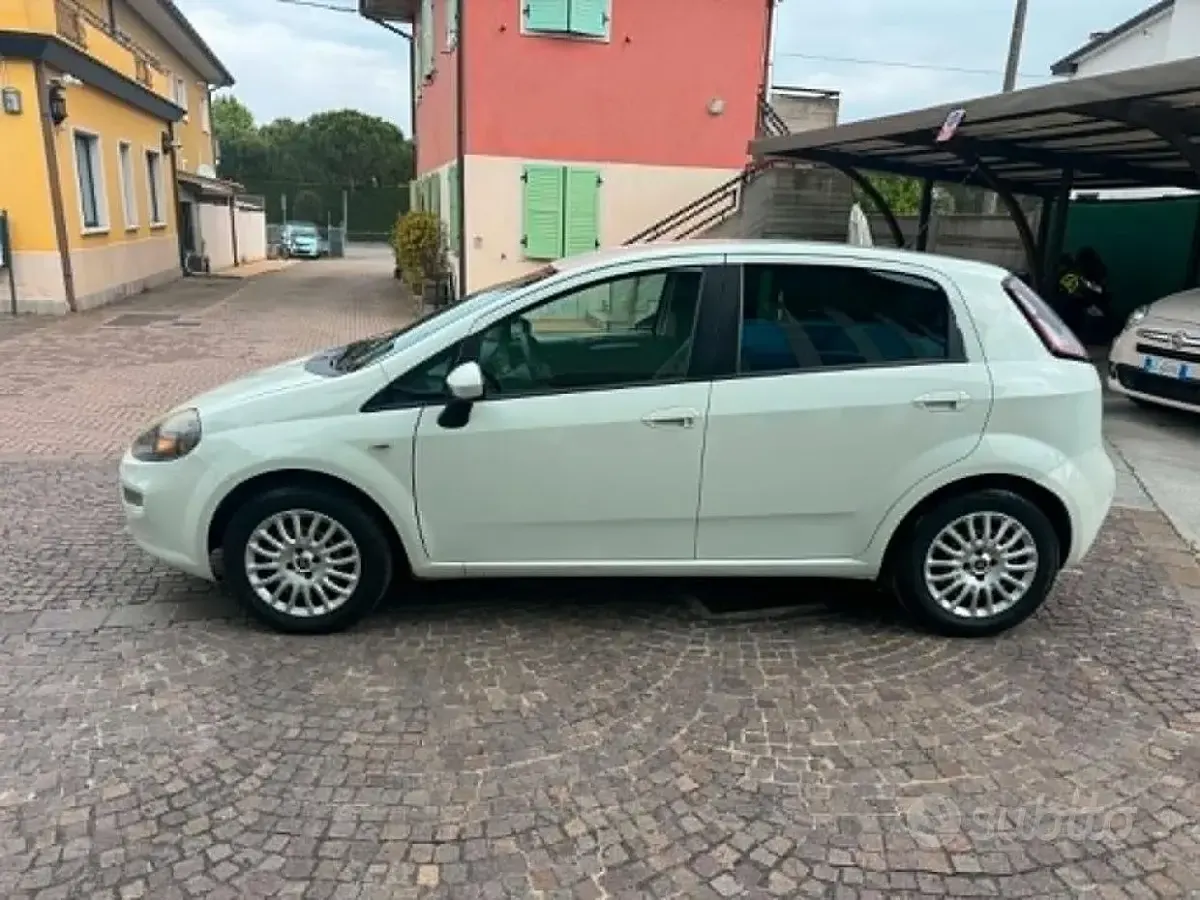 Begagnad Fiat Punto Easy 95 HK (69 kW) 2012 Vit Halvkombi